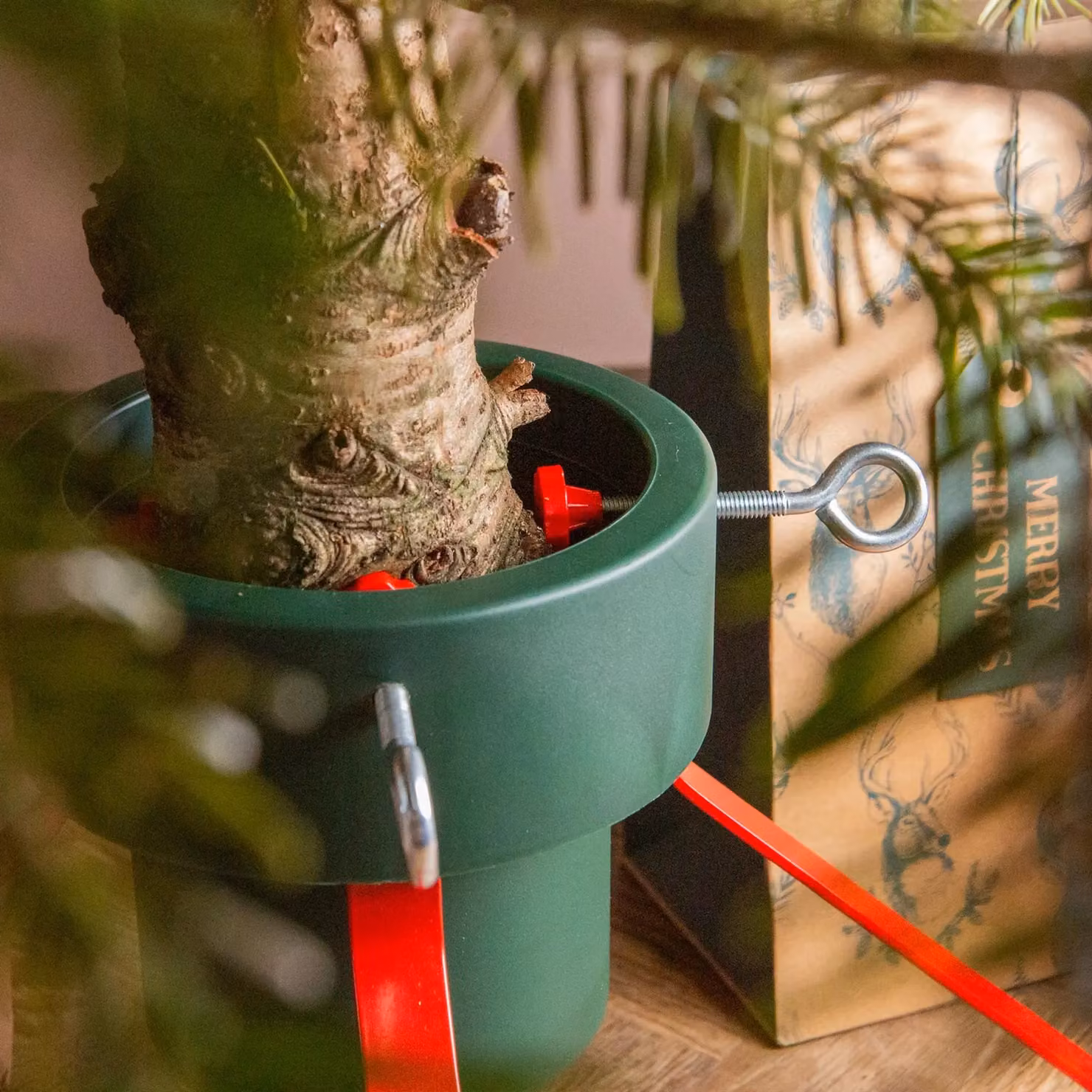 Harbour Housewares Classic Real Christmas Tree Stand in Red, Black or Green – 4