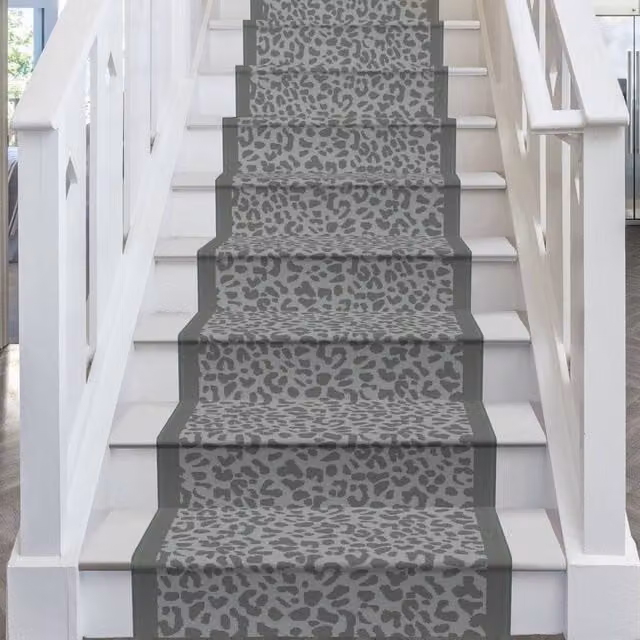 runrug Rosette Stair Runner Carpet in Grey, W: 60 cm x L: 660 cm – 1