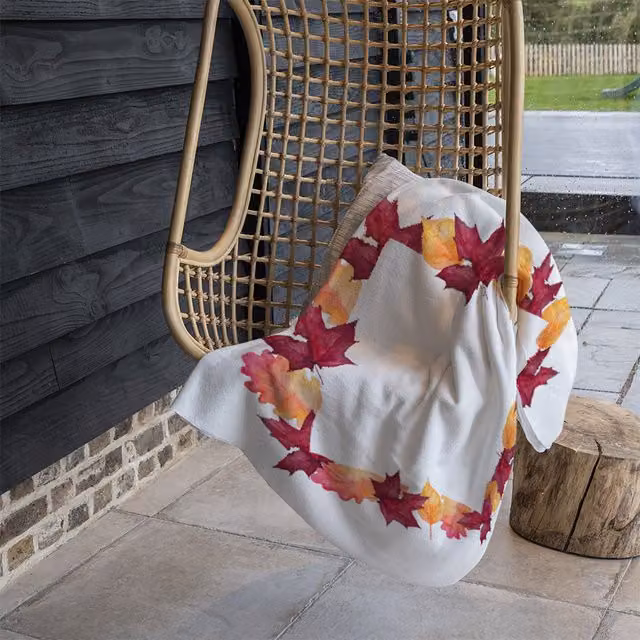 Benjamin Tate Design Diamond Autumn Reath Fleece Blanket in Orange and Beige, W/D/H: 120 x 150 cm