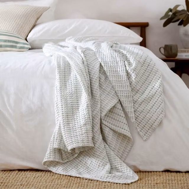 Yard Reversible Waffle Pique Cotton Bedspread in Green, W/D/H: 140 x 220 cm