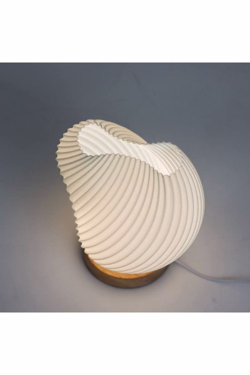 KDMD Shell Twisted USB Tabletop Lamp in White and Wood with Warm White Light – 2