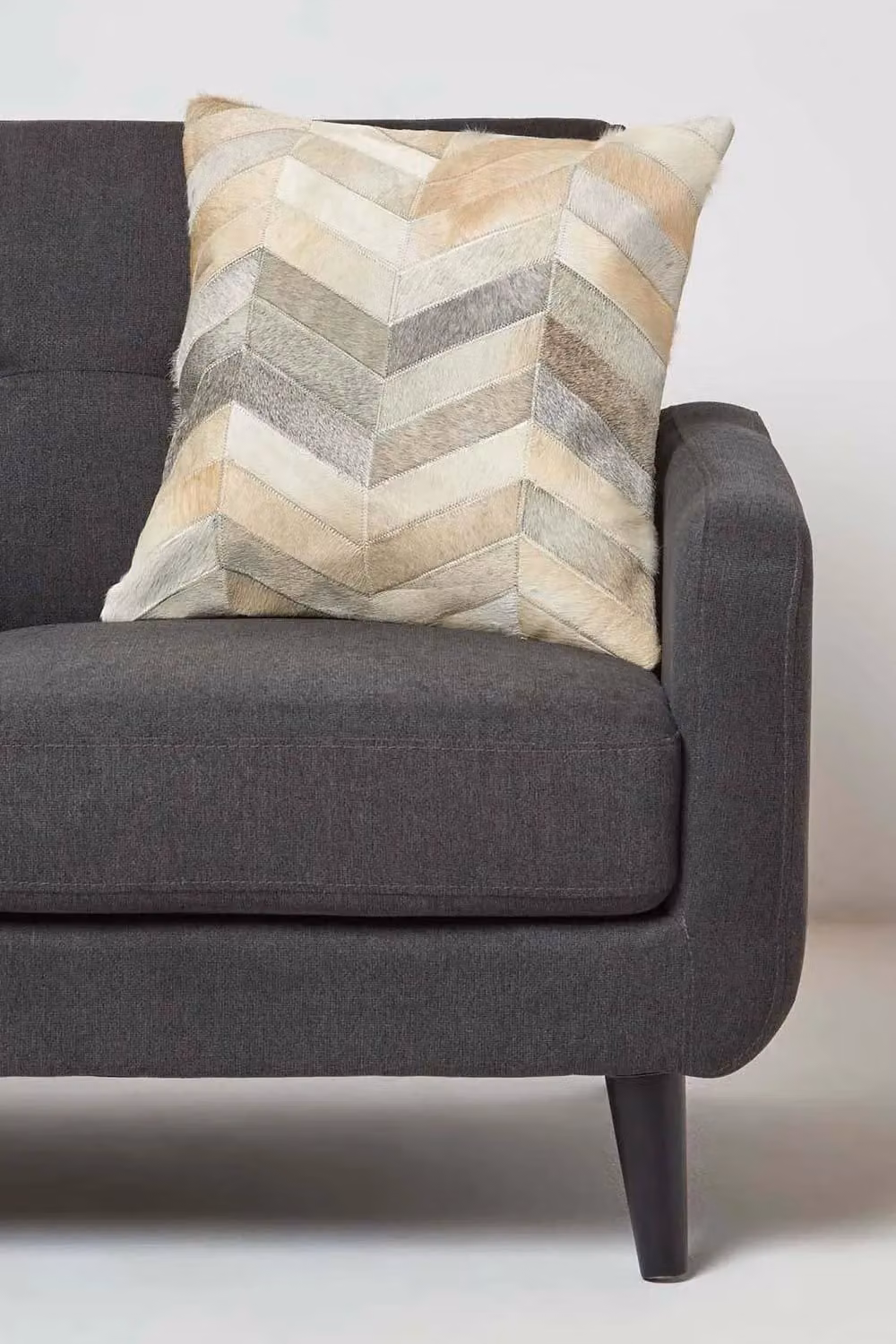 Homescapes Cream, Grey and Beige Chevron Leather Cushion with Suede Reverse, W/D/H: 45 x 45 x 45 cm – 2