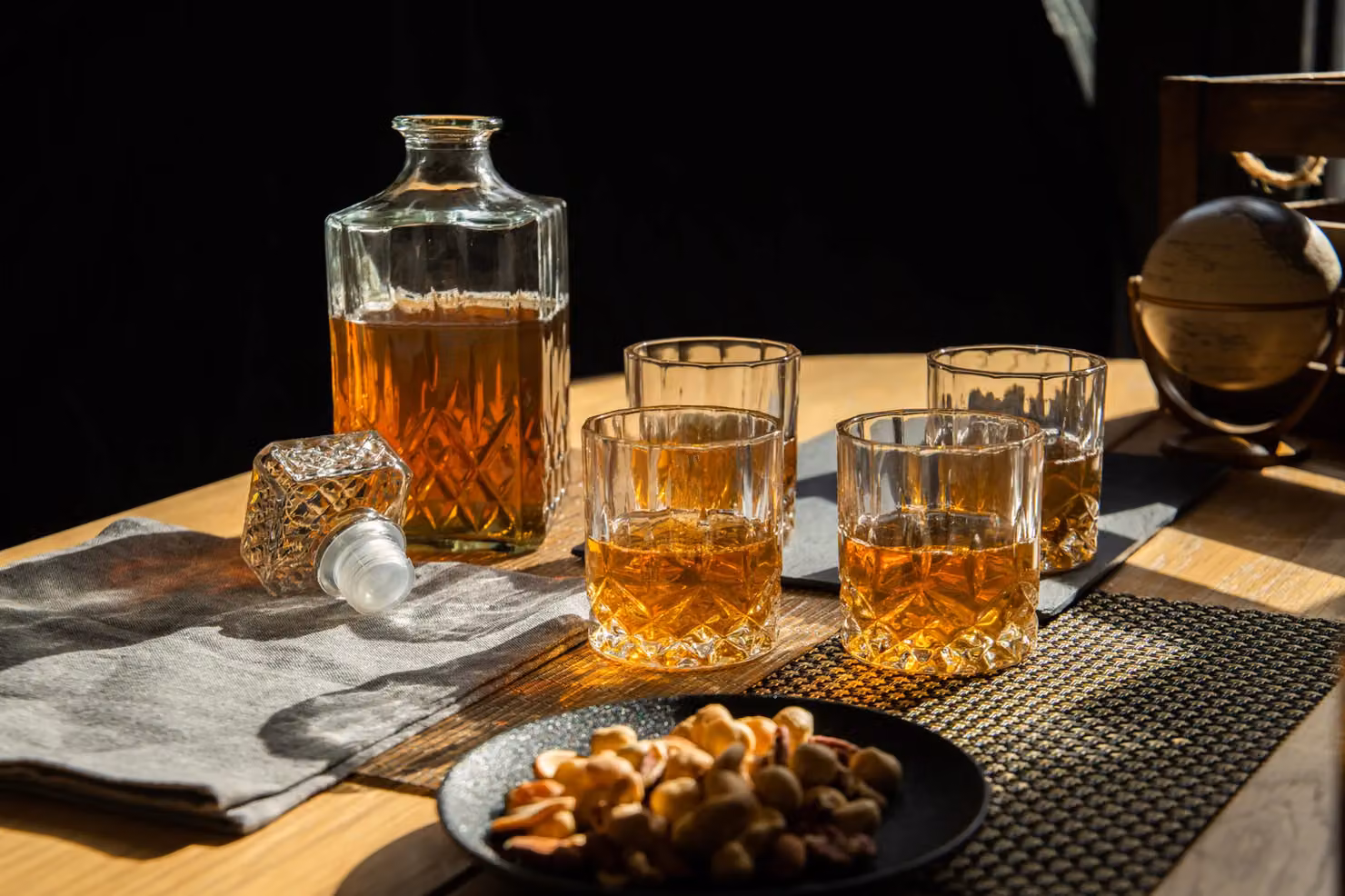 BarCraft Geometric Cut Glass Decanter Set with Stopper in Transparent – 2