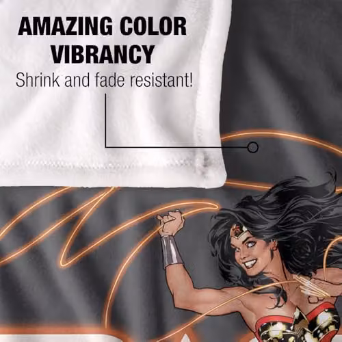 Warner Bros. JLA Wonder Woman Glowing Lasso Super Soft Fleece Throw Blanket, Multicolour, W: 91.44 cm x L: 147 cm – 3