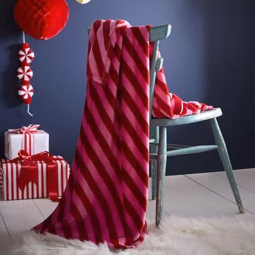 Fusion Candy Stripe Festive Striped Fleece Throw in Pink, W/D/H: 120 x 150 cm