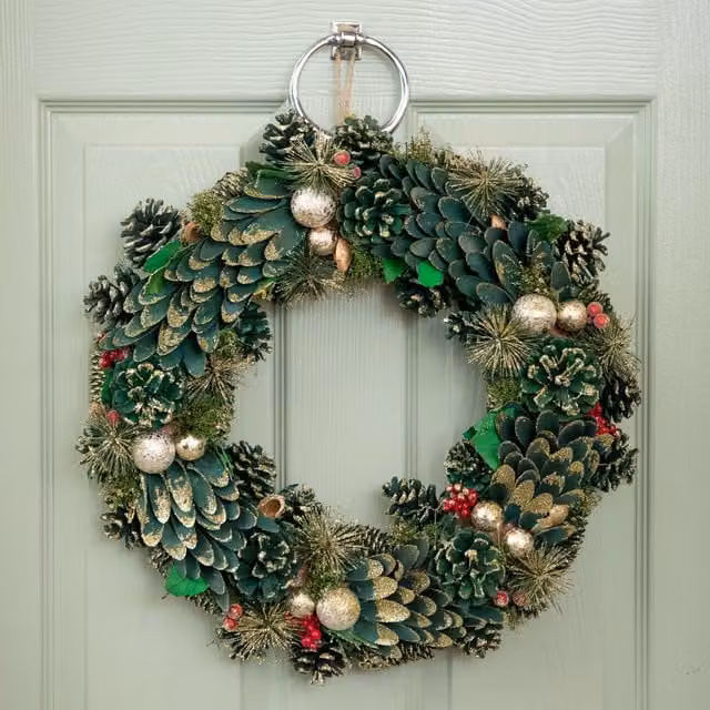 Samuel Alexander 50cm Round Hanging Christmas Wreath with Baubles and Red Berries in Red and Green – 1