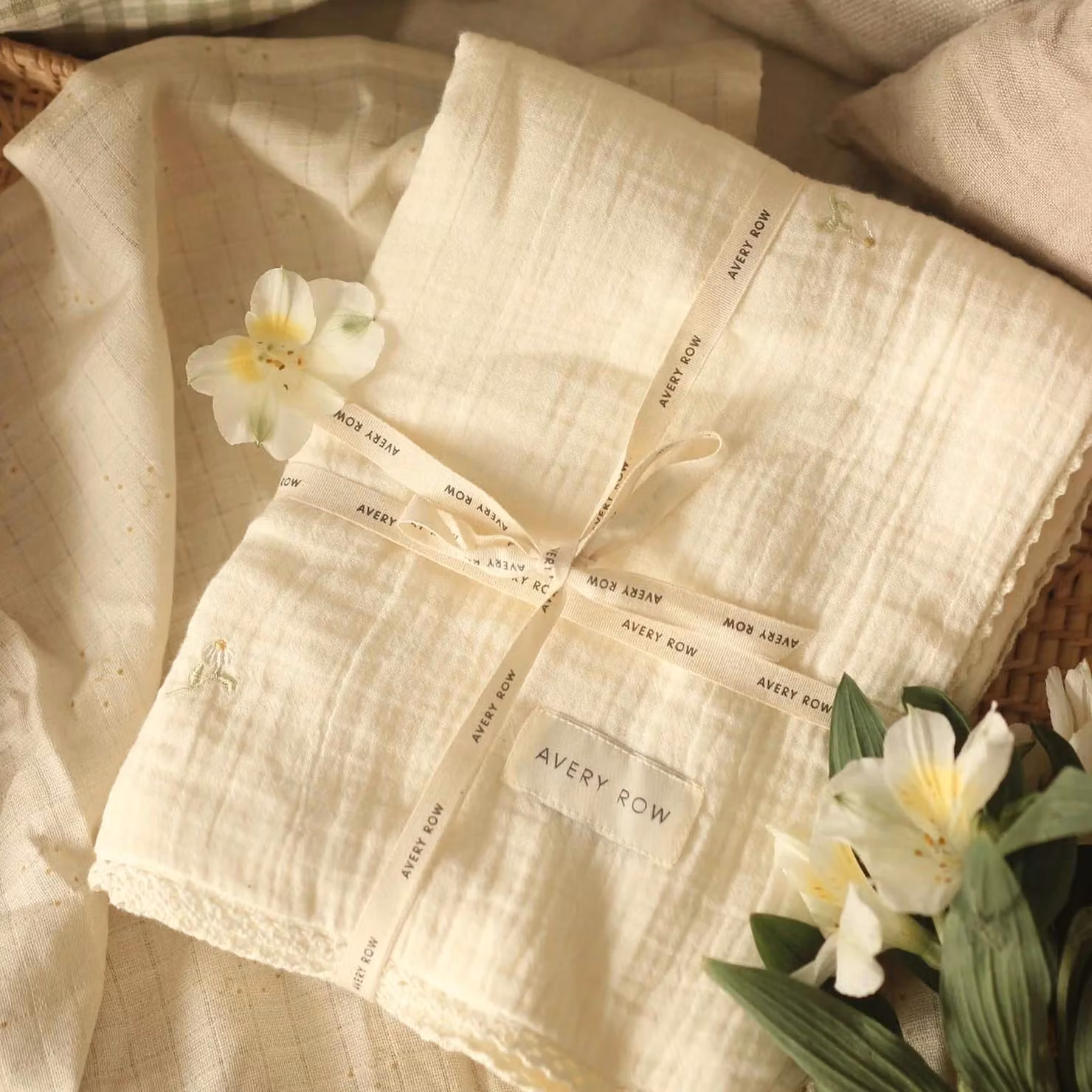 Avery Row Wild Chamomile Embroidered Organic Cotton Muslin Baby Blanket W/D: 110 x 80 cm – 2