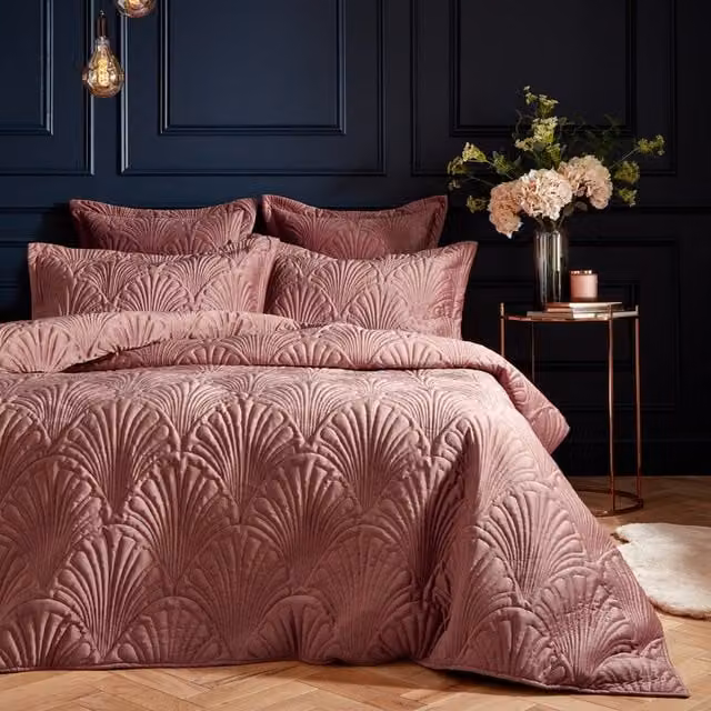 Paoletti Palmeria Quilted Velvet Duvet Cover and Pillowcase Set in Pink, W/D/H: 220 x 200 cm and 140 x 200 cm – 1