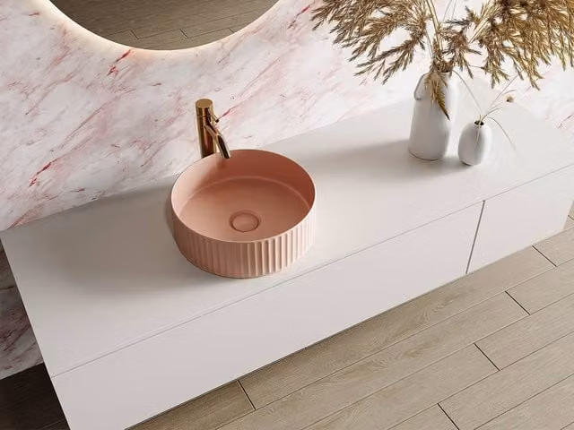 Vente-unique PEDARA Round Ribbed Ceramic Washbasin in Matte Pink, Diameter: 36 cm – 1