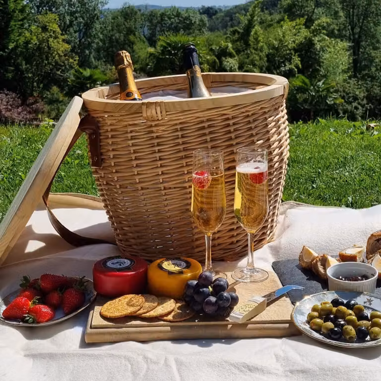 Red Hamper Round Insulated Picnic Basket with Wood Chopping Board Lid in Brown and Red, W/D/H: 34.0 x 28.0 x 2.0 cm