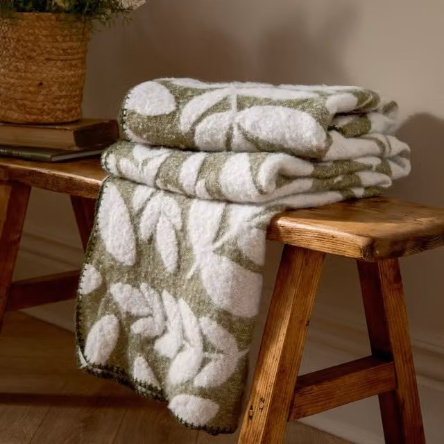 Wylder Nature Hazel Woven Floral Throw in Green, W: 130 cm, D: 180 cm – 1