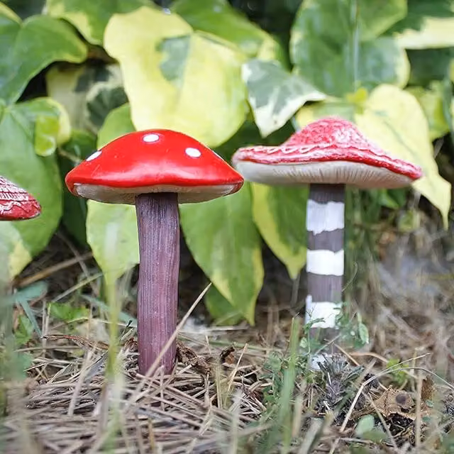 Garden Mile Set of 4 Red Dotted Mushroom Garden Ornaments in Resin and Plastic