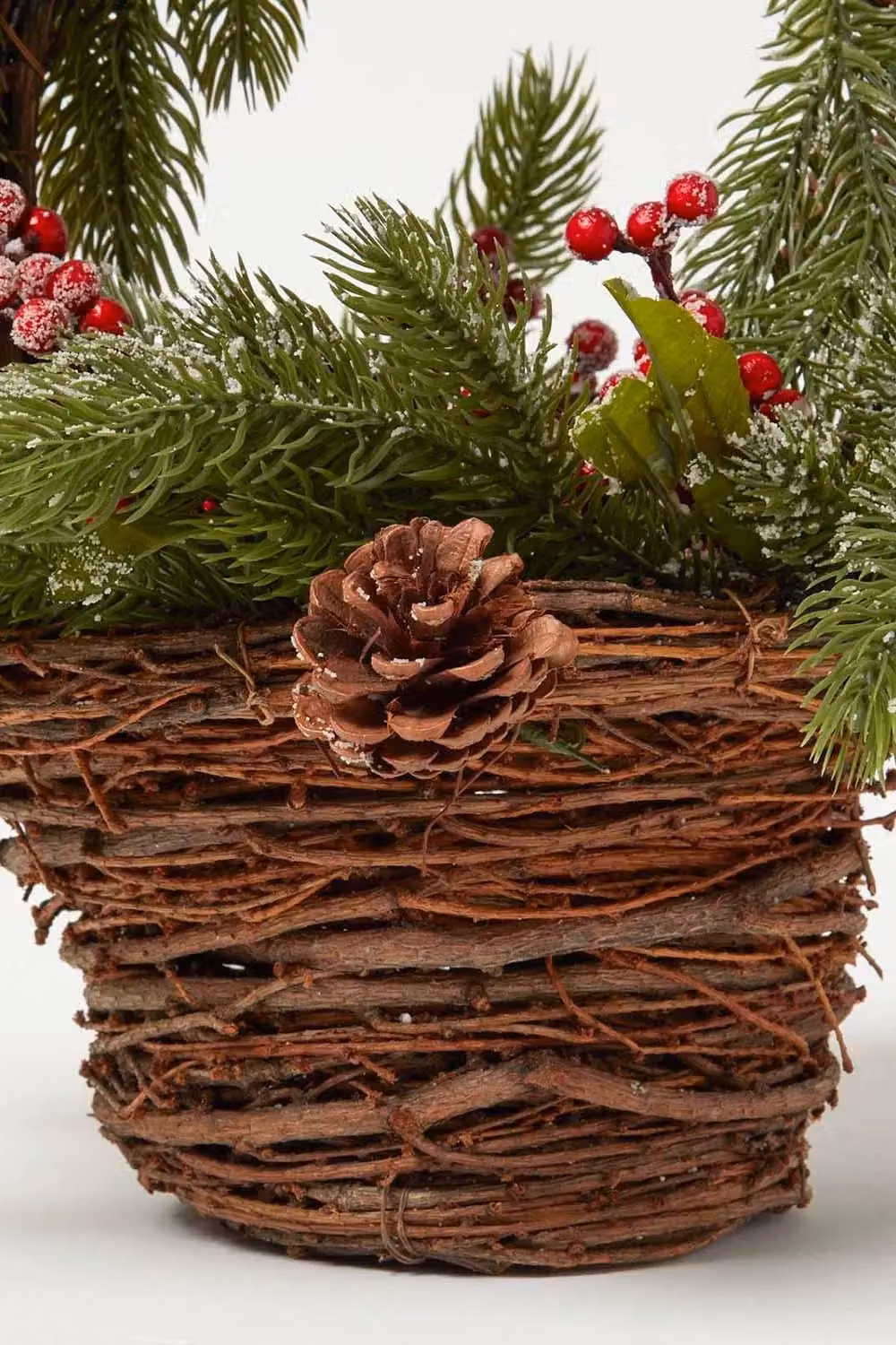 Homescapes Festive Wicker Basket Christmas Decoration with Snow Tipped Fir, Pinecones and Berries in Green, Brown and Red, Height: 40 cm – 3