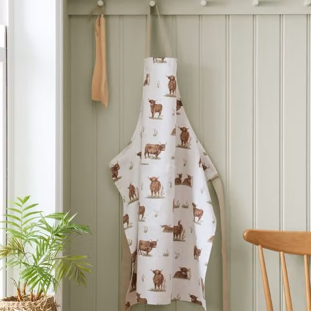 Catherine Lansfield Angus Highland Cow Apron in Natural and Beige Multicolour