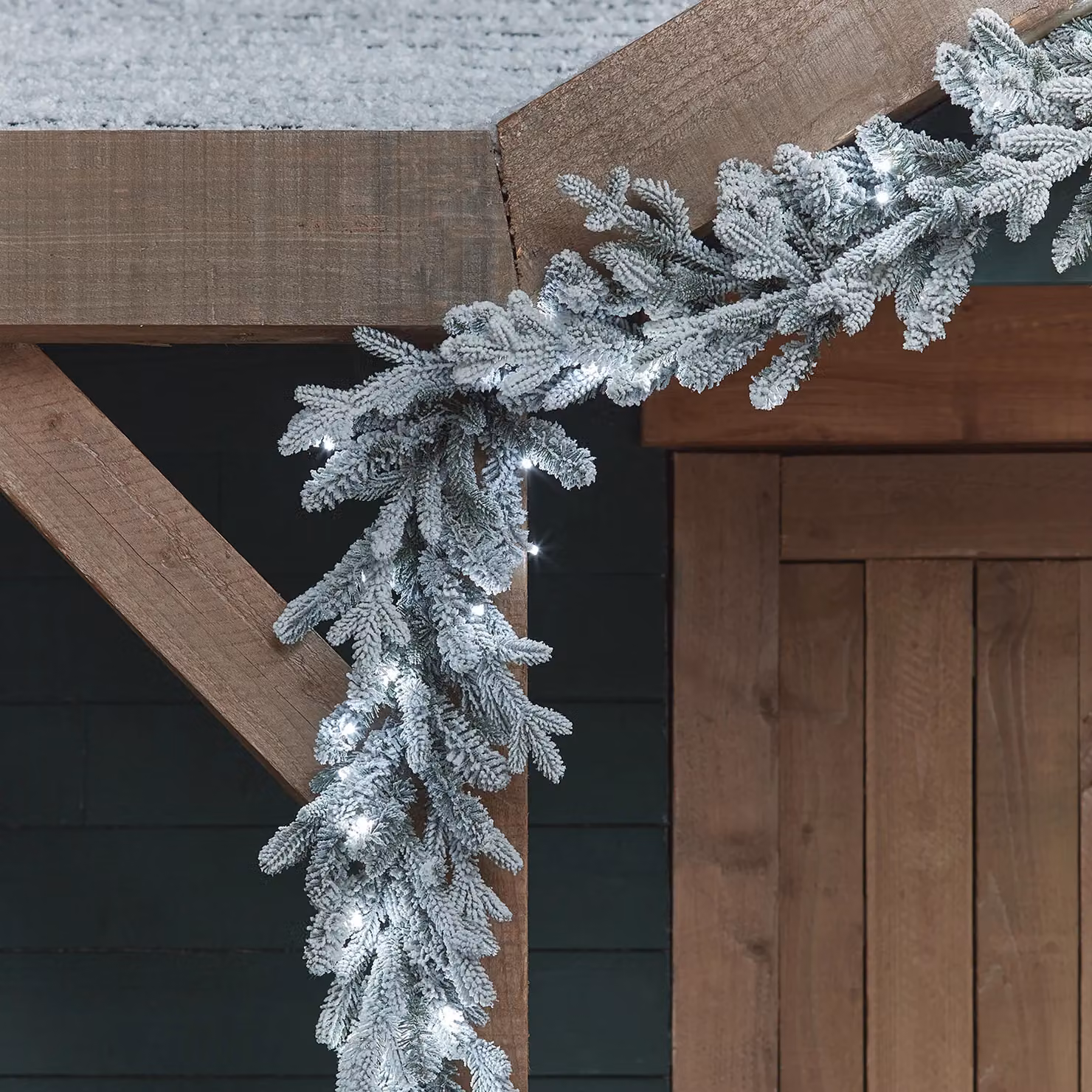 Lights4fun 2.5m Dual Lit Artificial Snowy Outdoor Battery Operated Christmas Garland in White