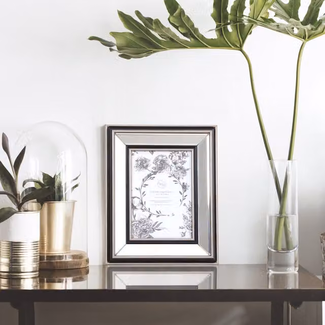 The Port. Co Gallery Mode Rectangular Mirrored Single Tabletop Photo Frame in White and Silver, W/H: 17.78 x 17.78 cm