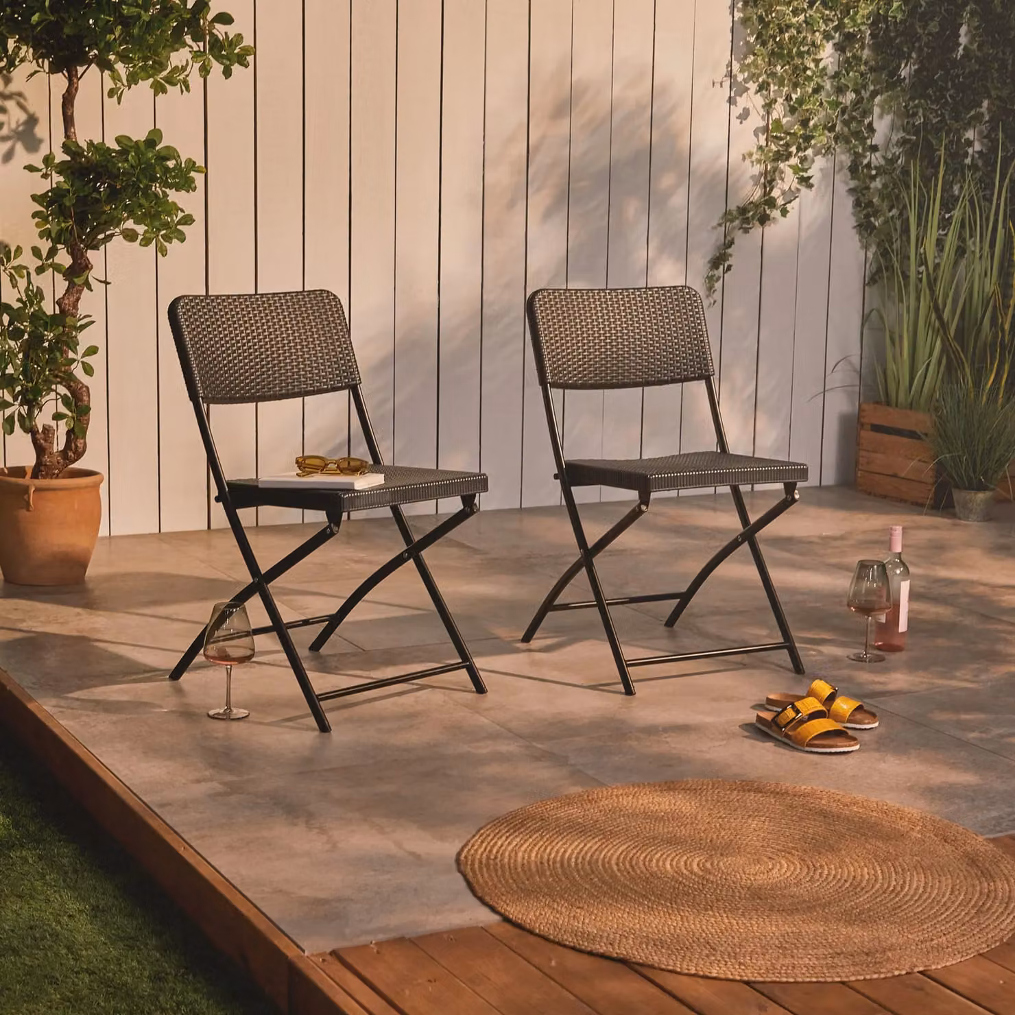 VonHaus Set of 2 Rattan Effect Folding Garden Chairs in Black and Grey – 2