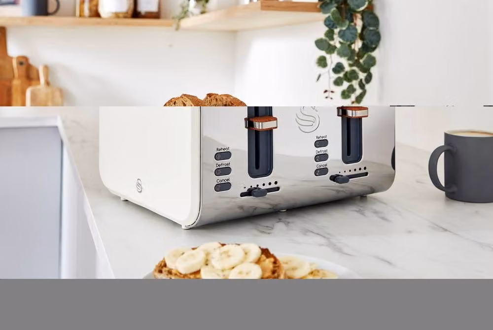 Swan 4 Slice Nordic Toaster in White and Stainless Steel – 1