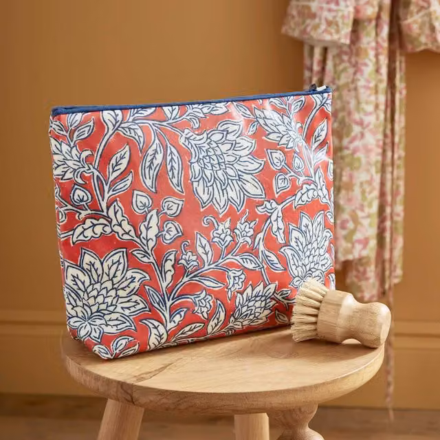 Land & Shore Rowallane Large Bathroom Wash Bag in Blue and Red