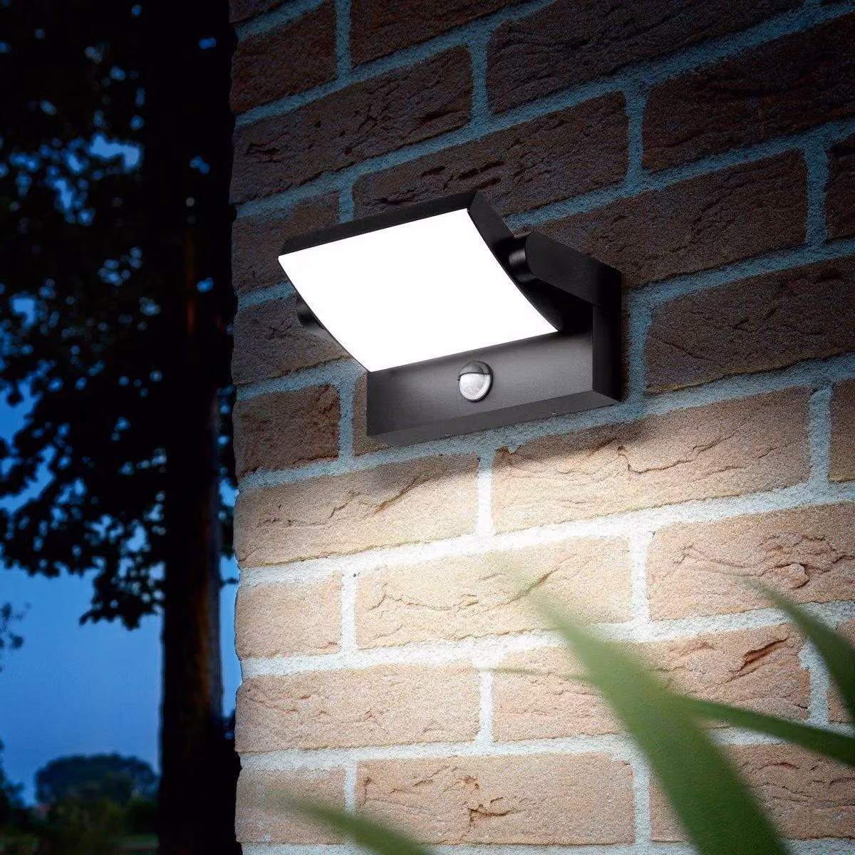 Netlighting SWIPE LED Outdoor Motion Sensor Wall Lamp in Black, 3000K Warm White, IP54 – 2