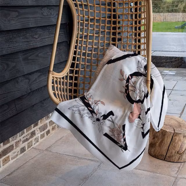 Benjamin Tate Design Love Floral Fleece Blanket in Black, Beige or White, W/D/H: 120 x 150 cm – 1