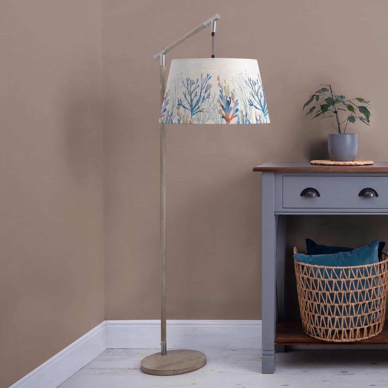Voyage Maison Quintus Floor Lamp with Coral Lampshade in Grey and Wood – 2
