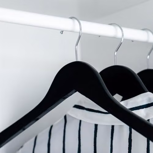 Harbour Housewares Black Wooden Coat Hangers with Swivel Hook and Trouser Bar, Pack of 20 – 2