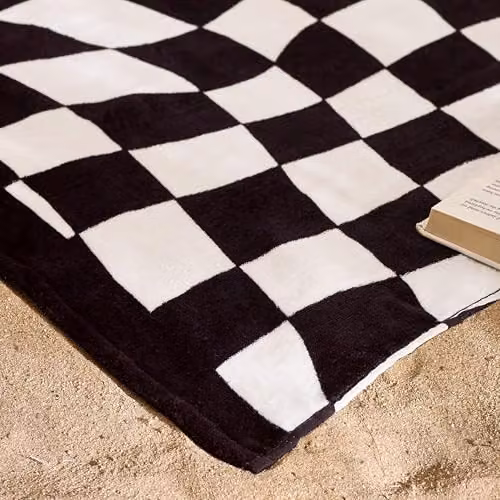 Catherine Lansfield Checkerboard Cotton Beach Towel in Black and White, W: 76 cm, L: 160 cm – 2
