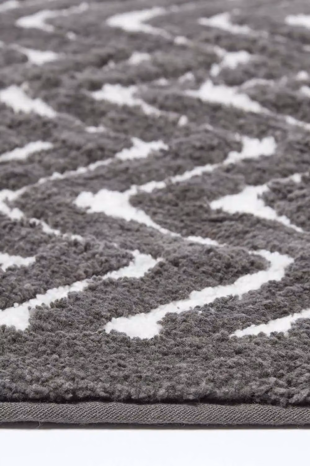 Homescapes Tidal Cotton Bathmat in Grey and White with Geometric Chevron Pattern and Non-Slip Backing, W: 50 cm, D: 80 cm – 3