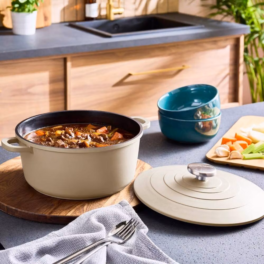 Morphy Richards Cast Aluminium Casserole Dish with Ceramic Coating, 4.1 l, Beige, 24 cm – 2