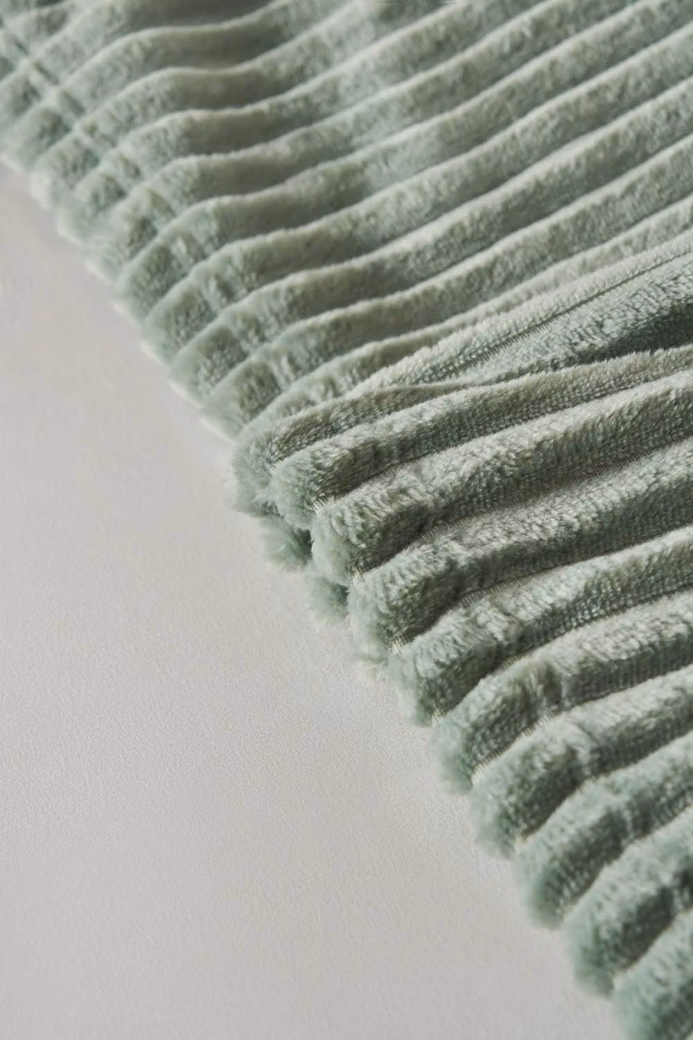BHS Luxury Ribbon Velvet Throw in Silt Green, W/D/H: 152 x 127 x 1 cm – 2