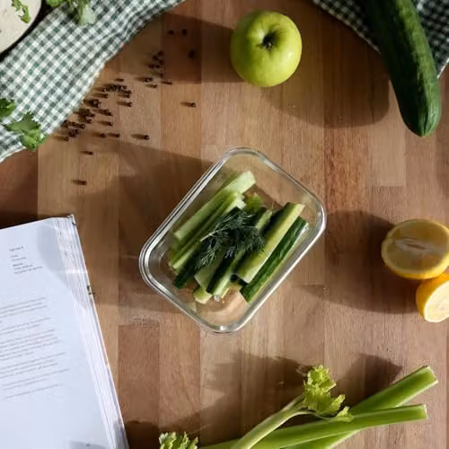 Harbour Housewares 640ml Glass Food Storage Container with Airtight Clip Lid, Transparent and White, Leakproof and Microwave Safe – 5