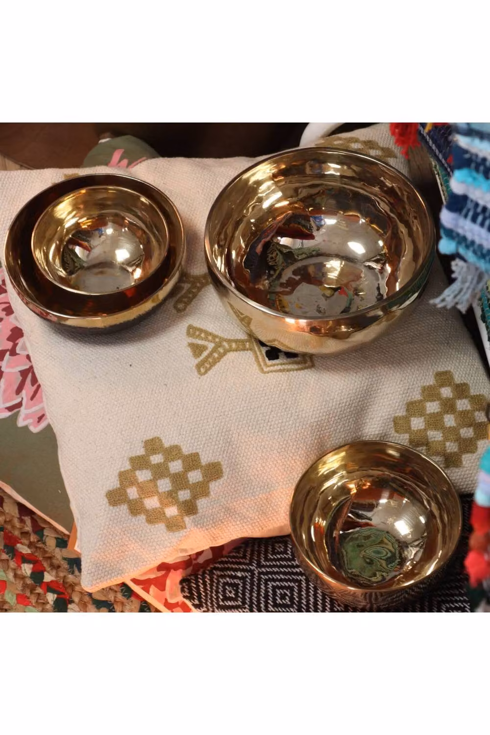 KDMD Handcrafted Bell-Metal Singing Bowl in Gold, Diameter: 17 cm – 2