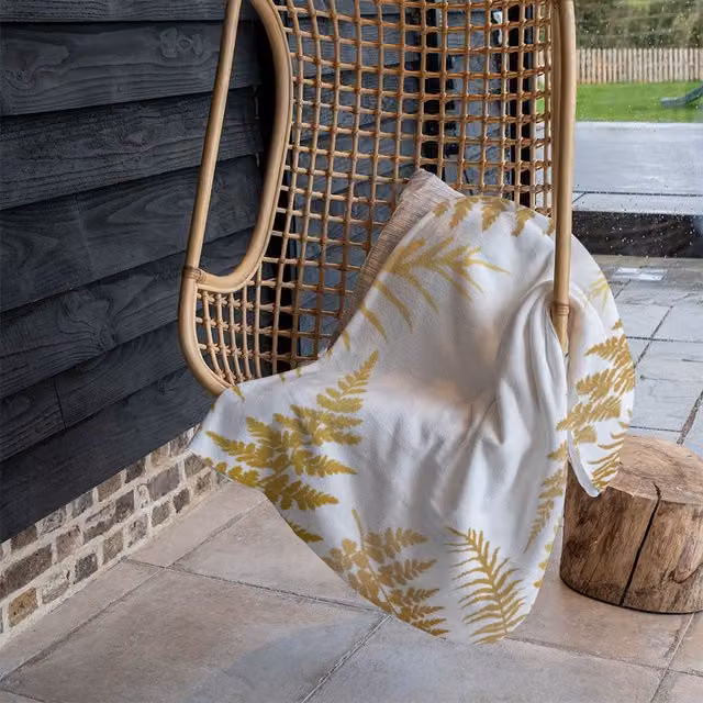 Benjamin Tate Design Gold Fern Floral Fleece Blanket in Gold and Beige, W/D/H: 120 x 150 cm
