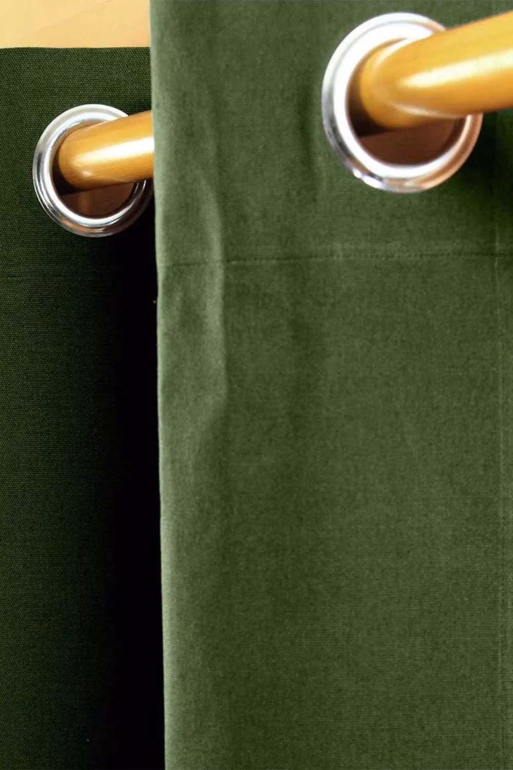 Homescapes Plain Green Cotton Eyelet Curtain Pair, Width: 140 cm, Drop: 229 cm – 2