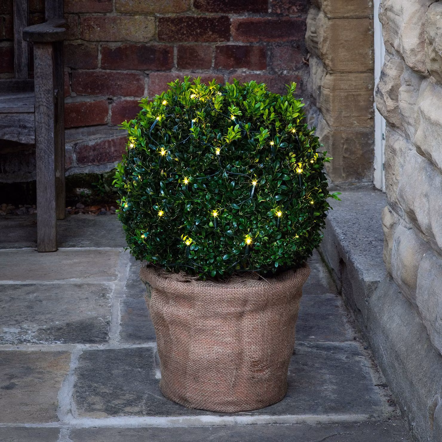 Lights4fun 60 Warm White LED Outdoor Battery Operated Topiary Net Light in Green and White
