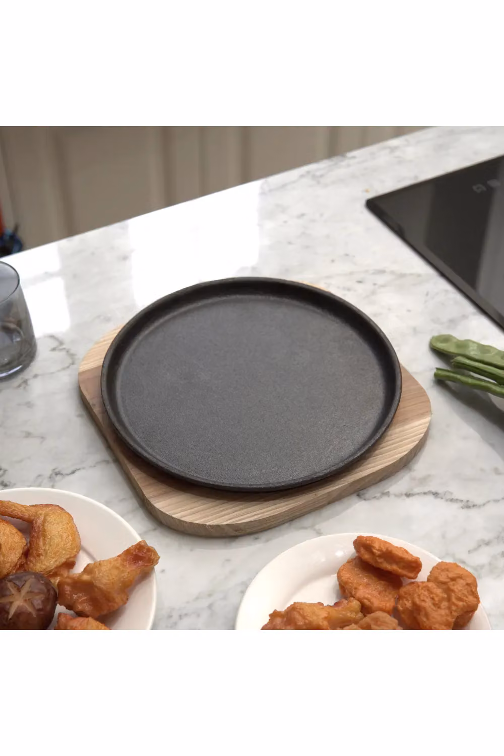 Living and Home Black Cast Iron Round Griddle Pan with Wooden Tray, Diameter: 24 cm – 2