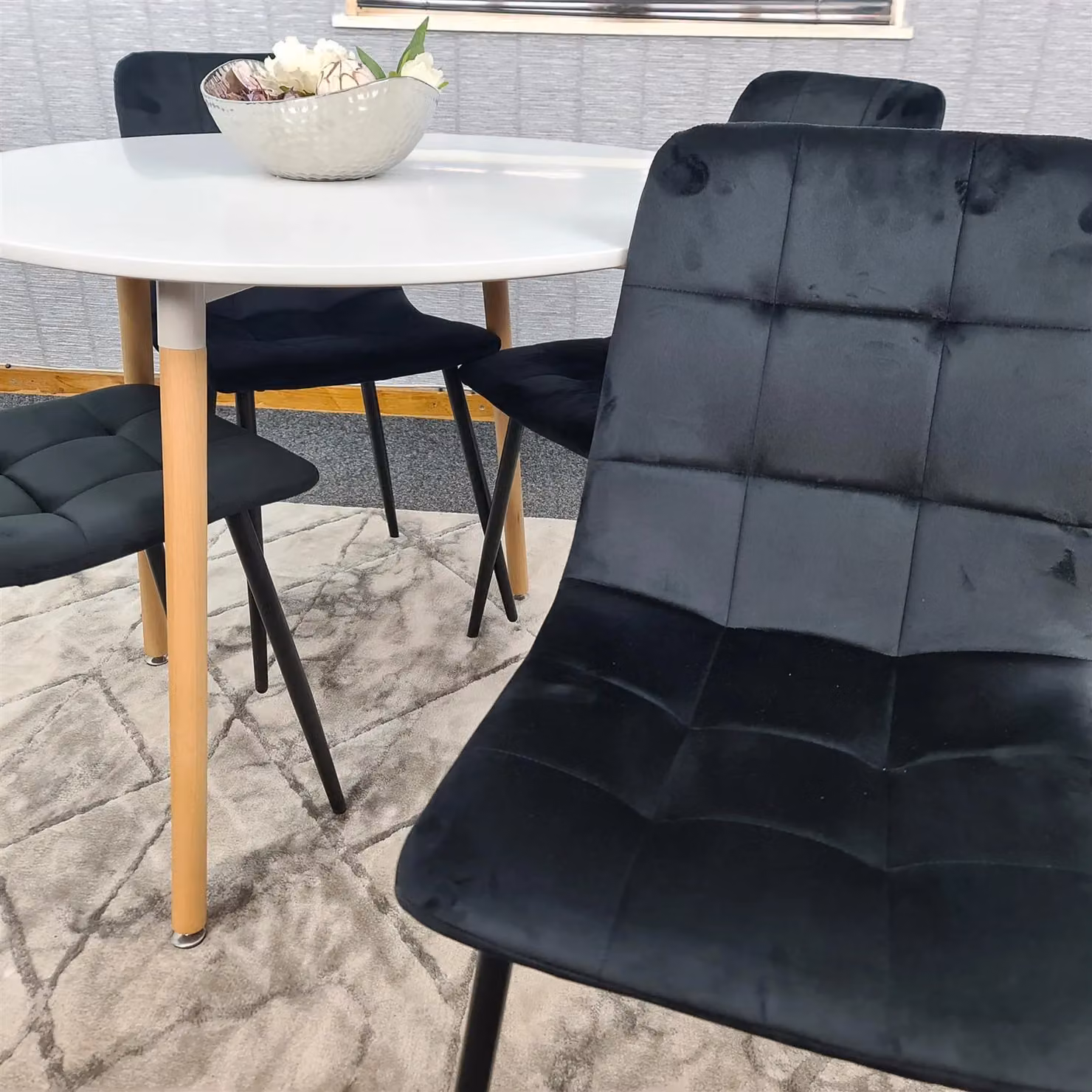 KOSY KOALA Modern Round Dining Table and 4 Black Velvet Chairs Set in Brown – 4