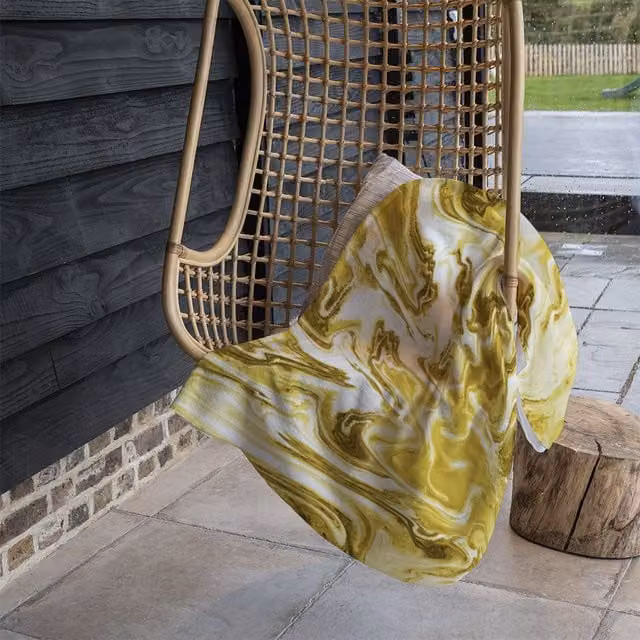 Benjamin Tate Design Golden Swirled Marble Fleece Blanket in Gold, W/D/H: 120 x 150 cm – 1