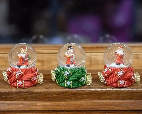 Shatchi Christmas Mini Snowglobe Water Ball with Santa, Reindeer and Snowman Scene in Red – 4