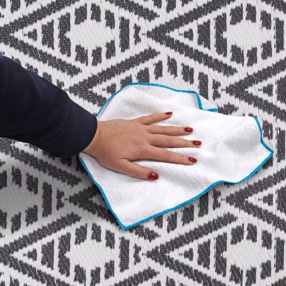 JVL Geometric Pattern Reversible Outdoor Garden Rug in Black, W/D: 150 x 210 cm – 2