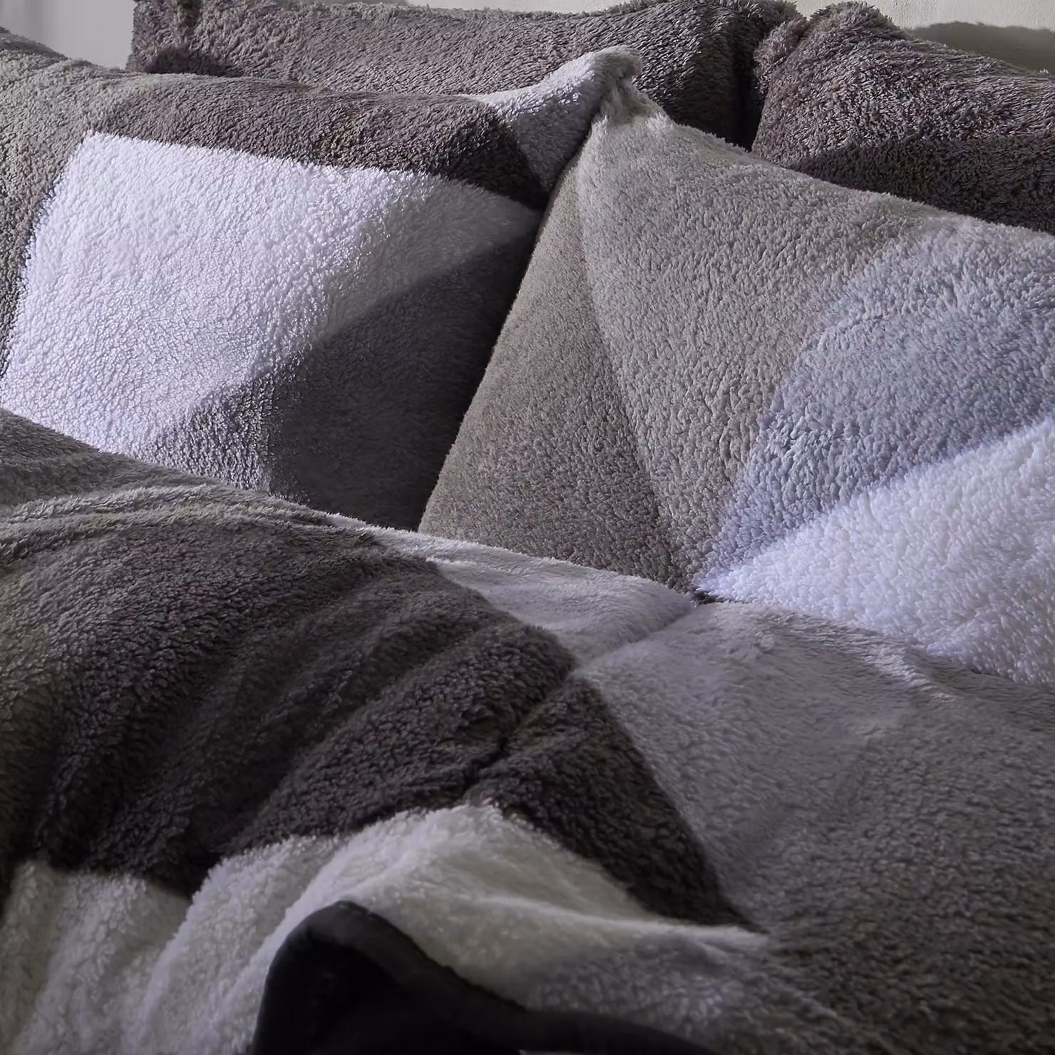 OHS Geometric Teddy Fleece Coverless Duvet and Pillowcase Set in Light Grey, King Size, 10.5 TOG – 3