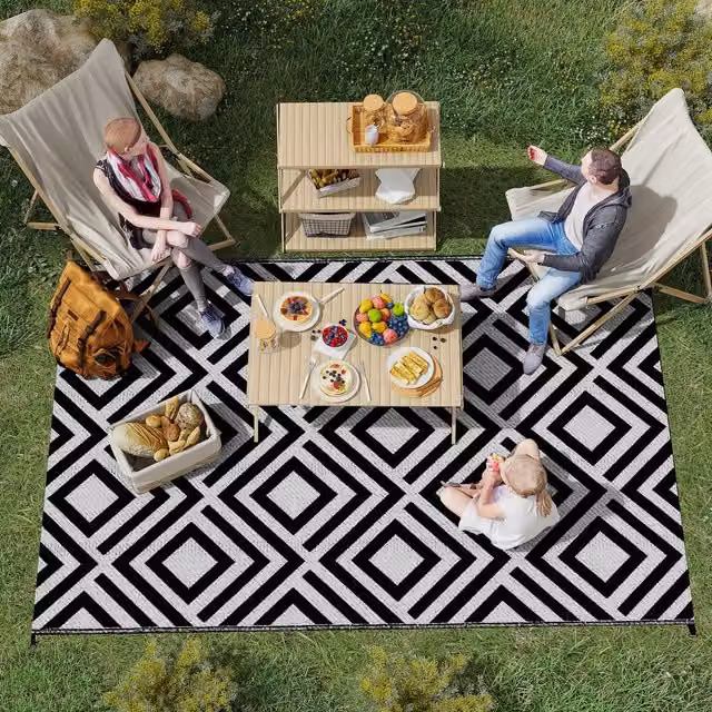 Outsunny Reversible Geometric Outdoor Garden Rug in Black and White