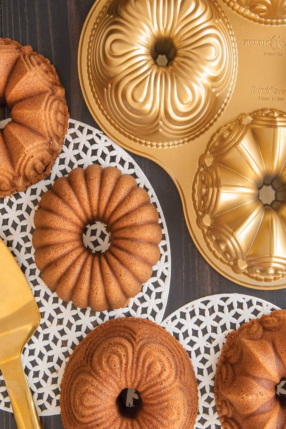 Nordic Ware Bundt Quartet Non-Stick Aluminium Bundt Tin and Slicer Set in Gold – 2