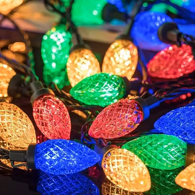 Livingandhome Solar Smart RGBIC String Light with 15 Multicolour Candle Bulbs and Remote Control, 6m Cable, Black