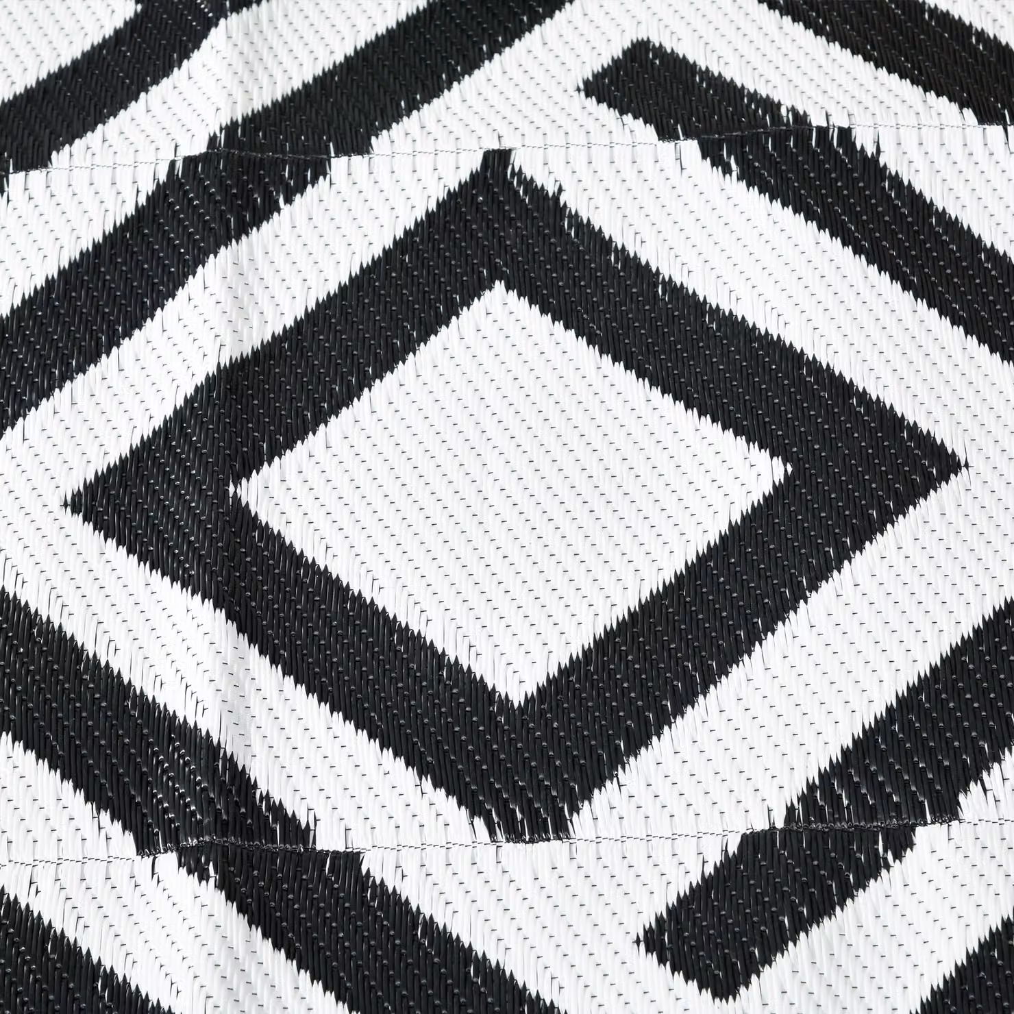 Outsunny Reversible Outdoor Plastic Straw Mat in Black and White Rhombus, W/D/H: 182 x 274 cm – 9