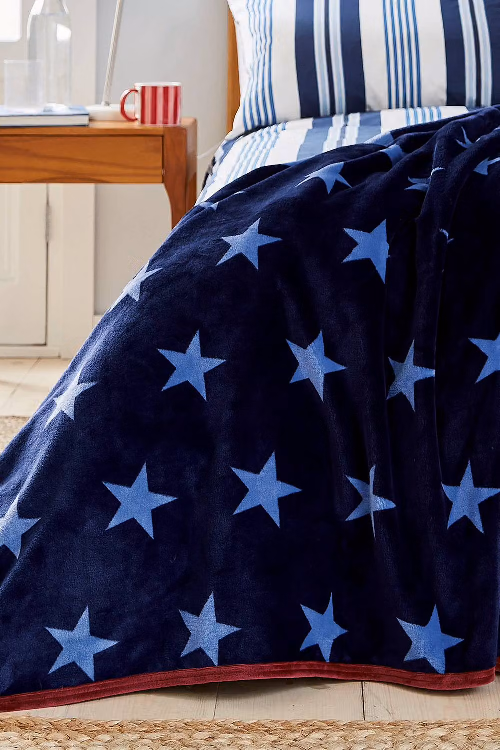 Helena Springfield Geometric Star Fleece Throw in Blue and Red, W: 140 cm, D: 180 cm – 2