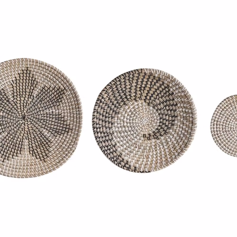 Wyld and Coco Set of 3 Handmade Round Seagrass Wall Plates in Natural Beige – 1