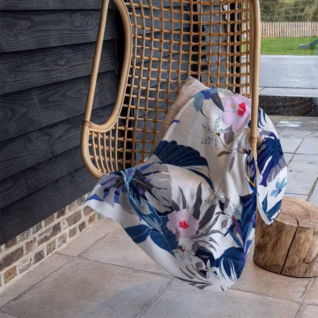 Benjamin Tate Design Winter Tropical Floral Fleece Blanket in Blue, Beige and Multicolour, W/D/H: 120 x 150 cm – 1