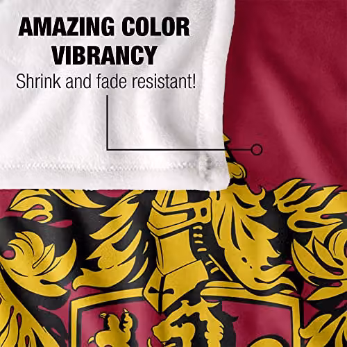 LOGOVISION Harry Potter Gryffindor Crest 3 White Fleece Throw Blanket W/D/H: 152 x 127 cm – 3